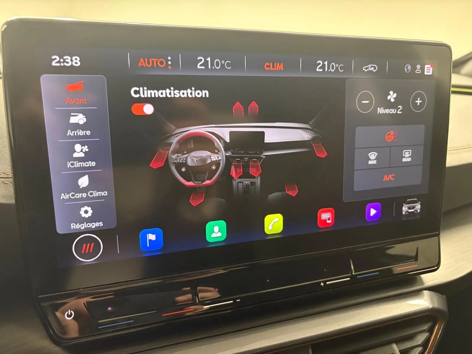 Écran tactile du système de climatisation du CUPRA Formentor 2024 avec interface moderne et réglages précis.