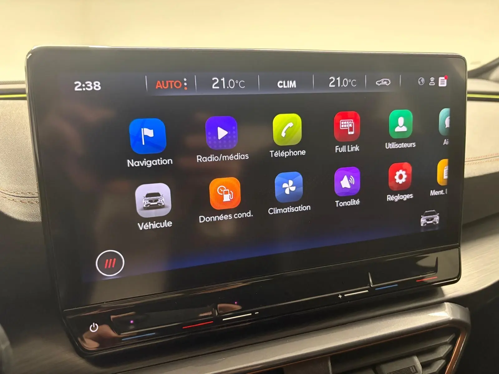 Écran tactile central du tableau de bord du CUPRA Formentor 2024 affichant les menus de navigation et climatisation.