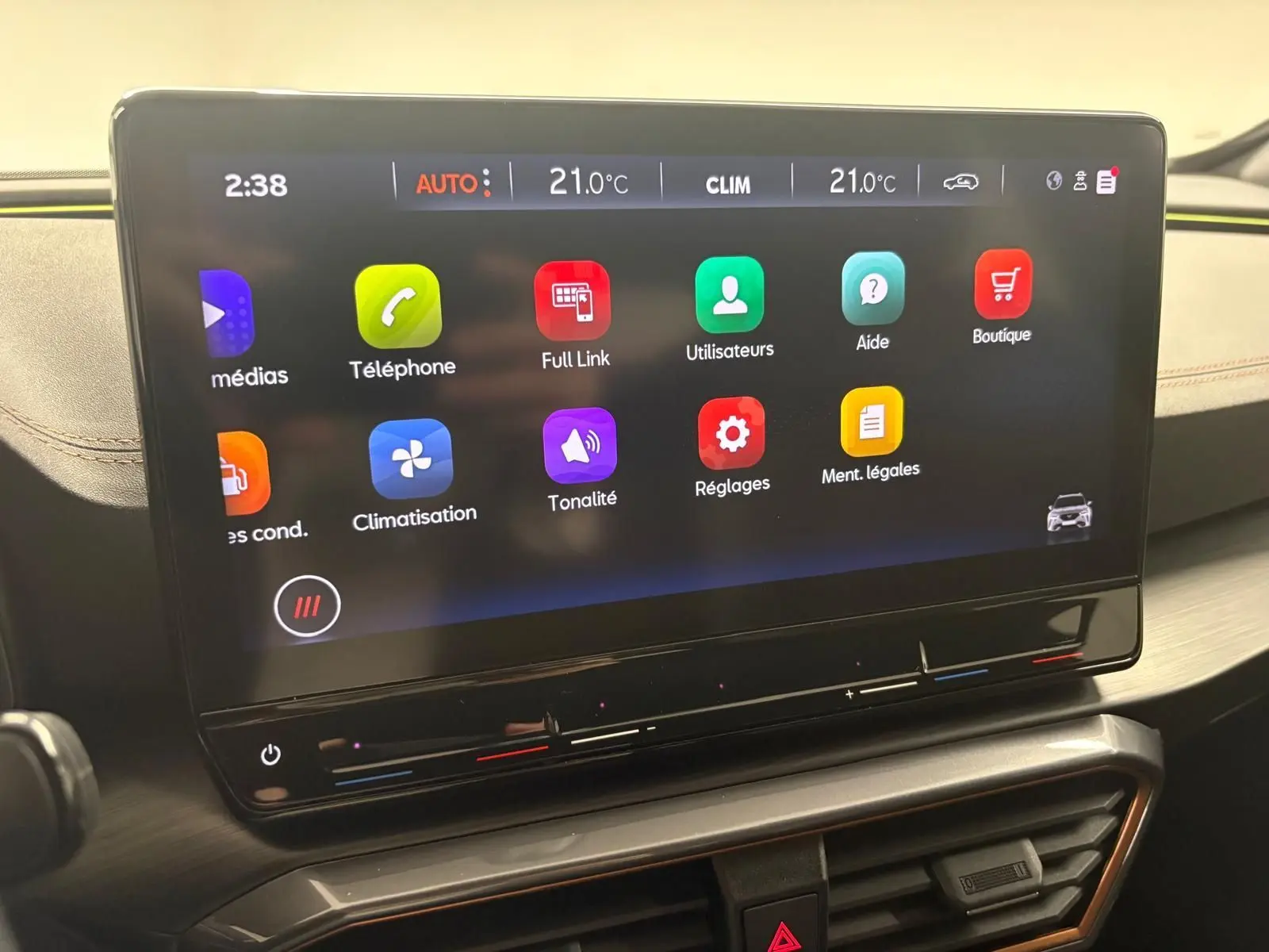 Écran tactile central de la CUPRA Formentor 2024 affichant les options multimédia et climatisation, intérieur beige avec surpiqûres.
