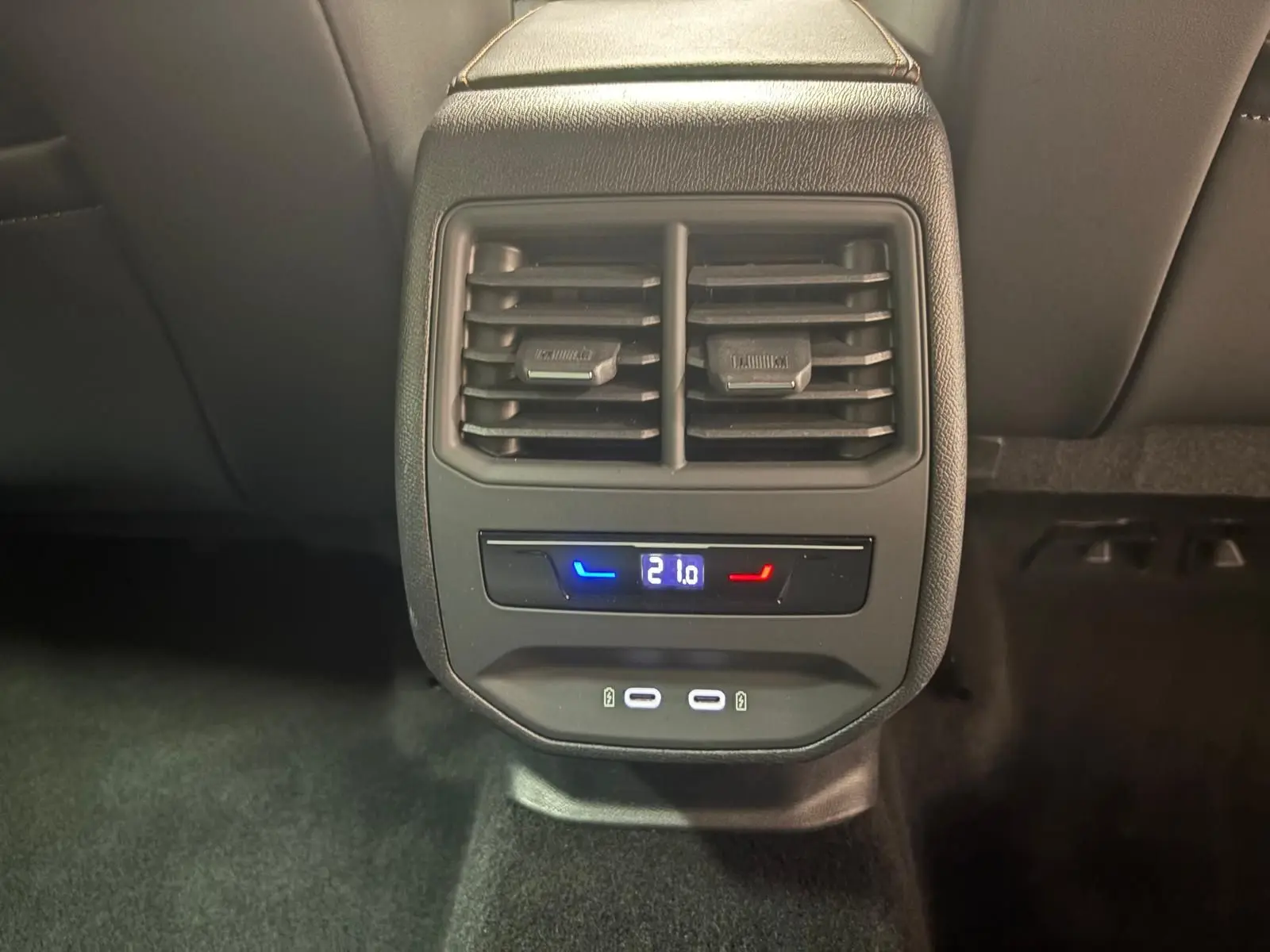 Vue rapprochée de la console arrière du CUPRA Formentor 2024 avec réglage de climatisation à 21°C et ports USB.