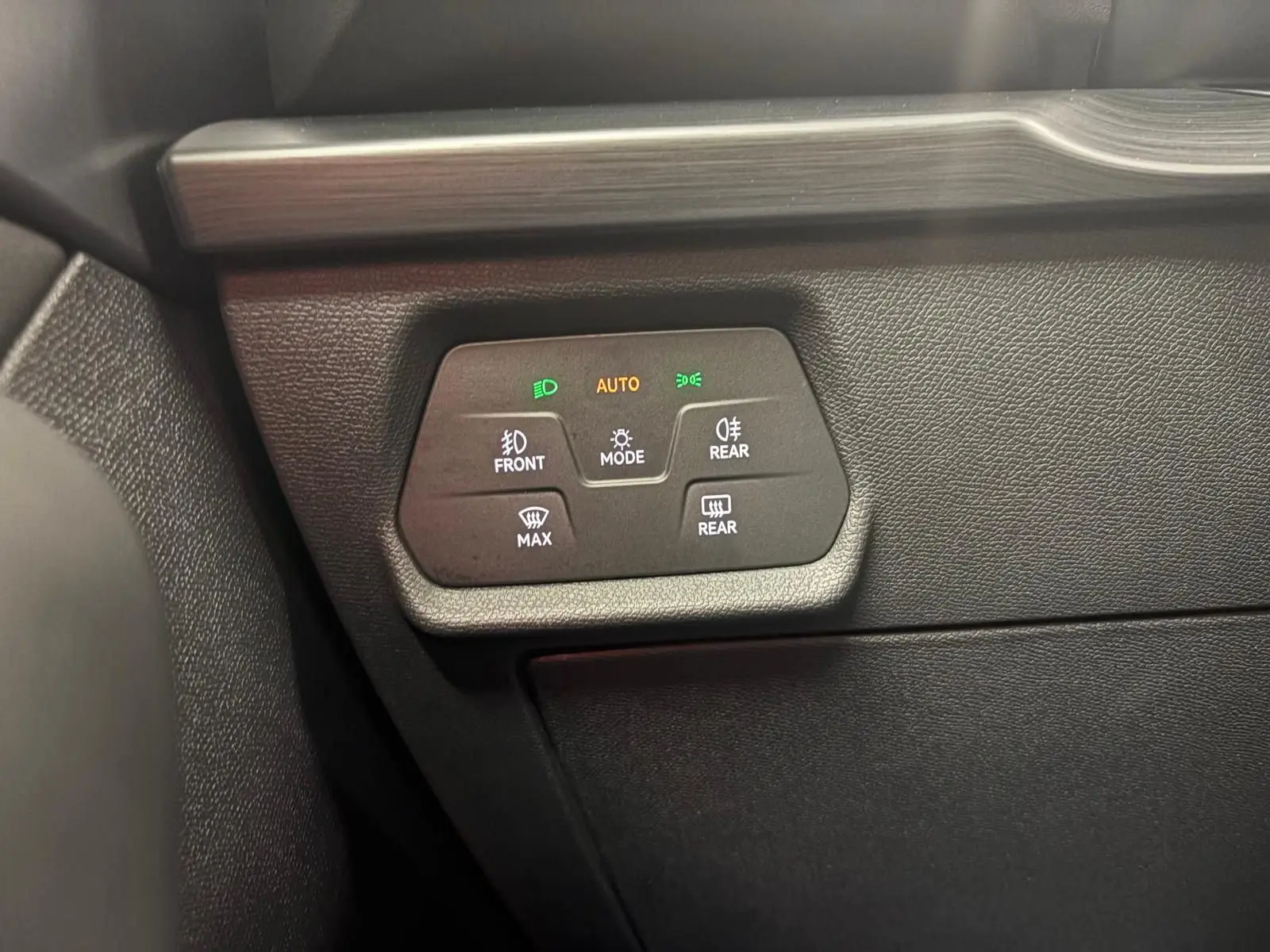 Gros plan sur le panneau de commandes d’éclairage intérieur noir dans une CUPRA Formentor gris magnétique 2024.