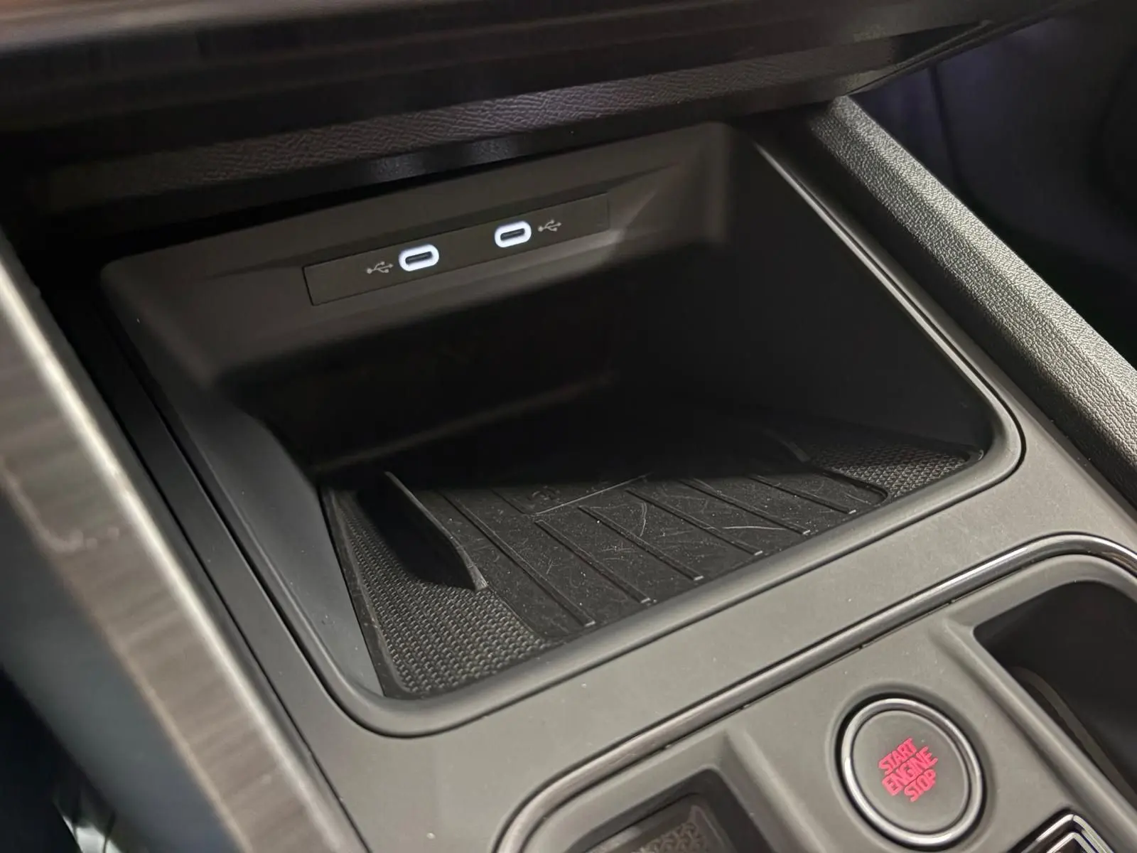 Gros plan sur la console centrale du CUPRA Formentor 2024, avec zone de recharge et ports USB lumineux.