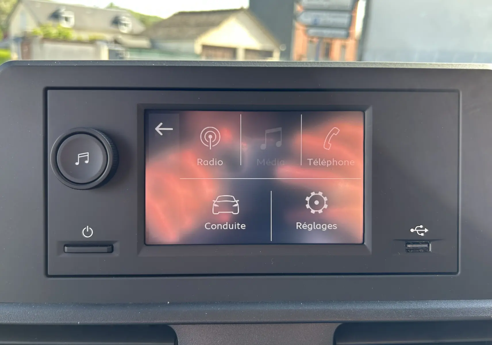 Écran tactile central du tableau de bord du DANGEL Peugeot Partner gris Artense, affichant les menus Radio, Média, Téléphone, Conduite et Réglages.