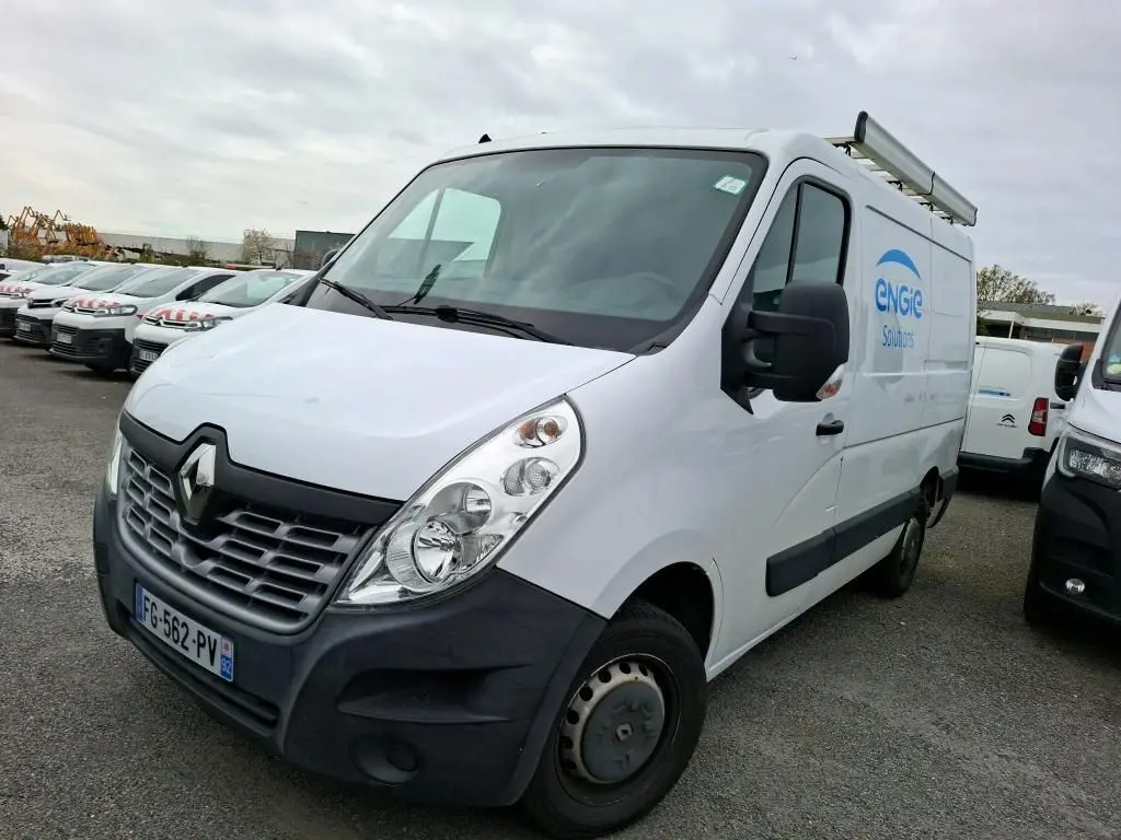 Renault Master blanc en 3/4 avant droit avec galerie de toit et logo Engie sur la porte latérale droite.