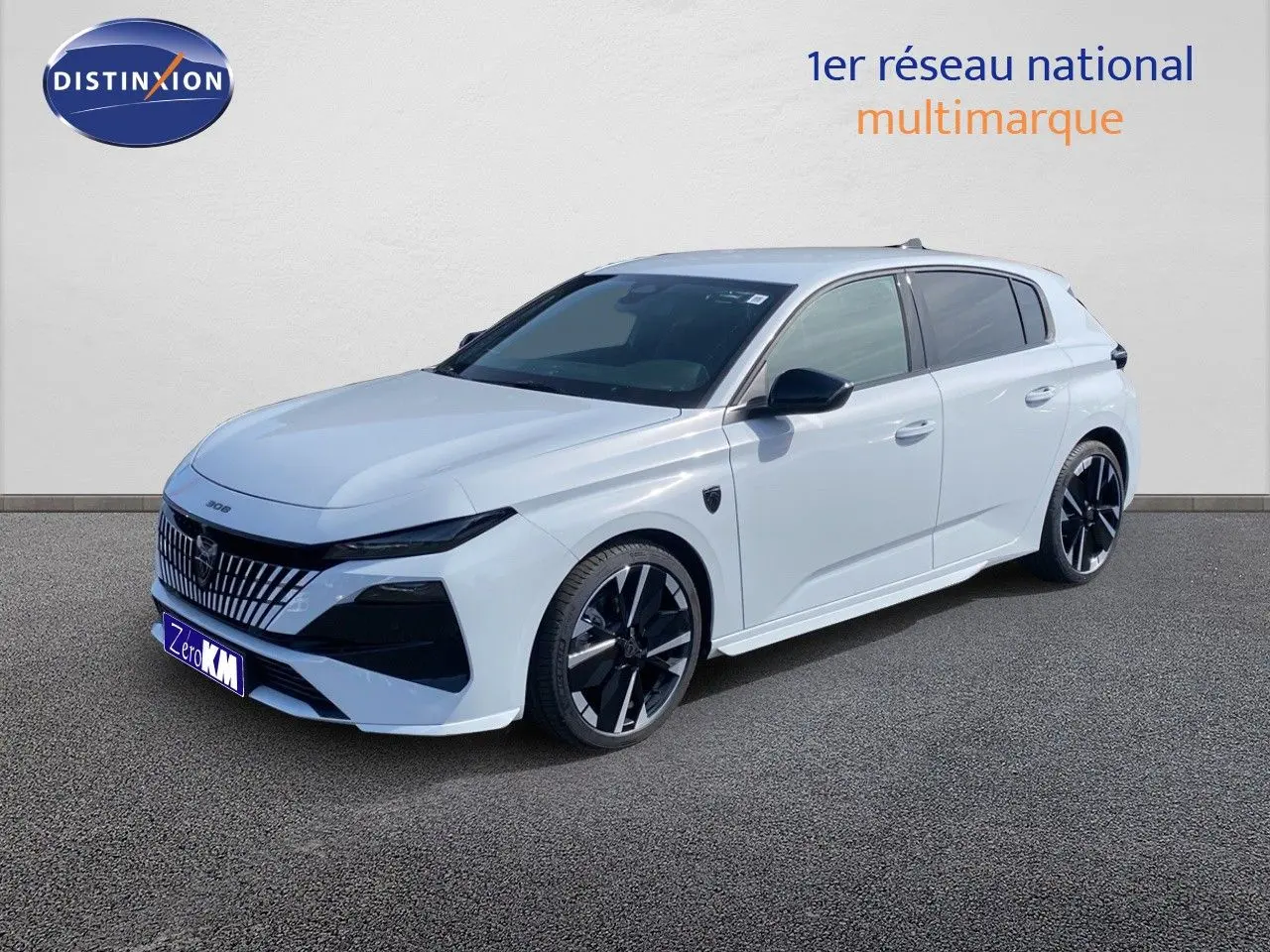 Peugeot 308 Hybrid blanc Okenite métal en vue 3/4 avant droit, avec jantes noires et calandre distinctive.