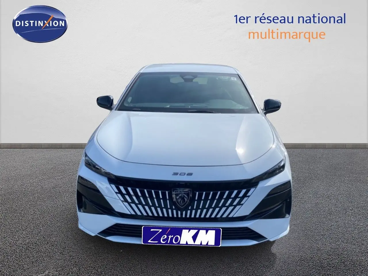 Peugeot 308 Hybrid 145ch GT blanc Okenite métal vue de face, calandre noire avec logo lion central.