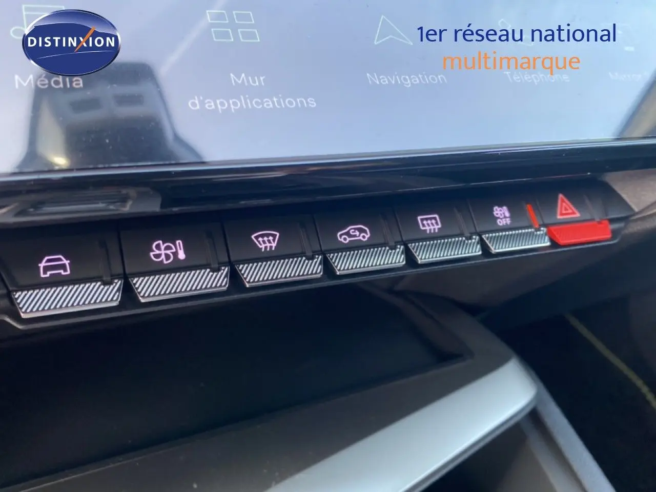 Gros plan sur la rangée de boutons de commande tactile du tableau de bord de la Peugeot 308 Hybrid blanche, avec éclairage violet et bouton d'alerte rouge.