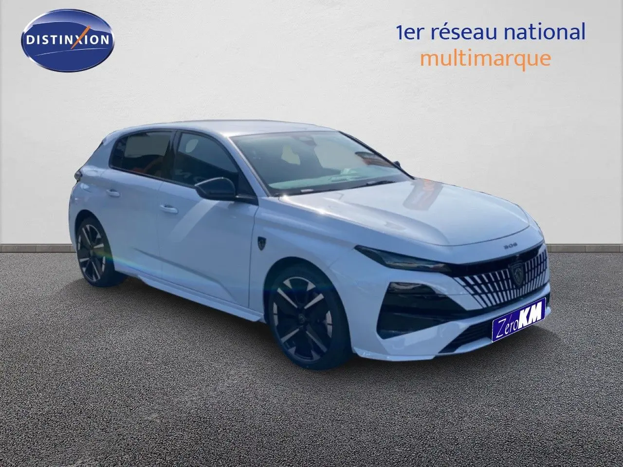 Vue 3/4 avant gauche d'une Peugeot 308 Hybrid 145ch GT blanche Okenite Metal avec jantes noires distinctives.