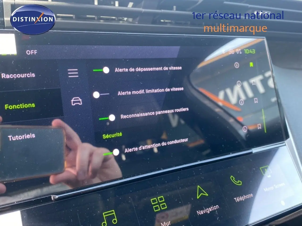 Vue rapprochée de l’écran tactile intérieur du Peugeot 308 Hybrid blanc, affichant les options de sécurité et navigation.