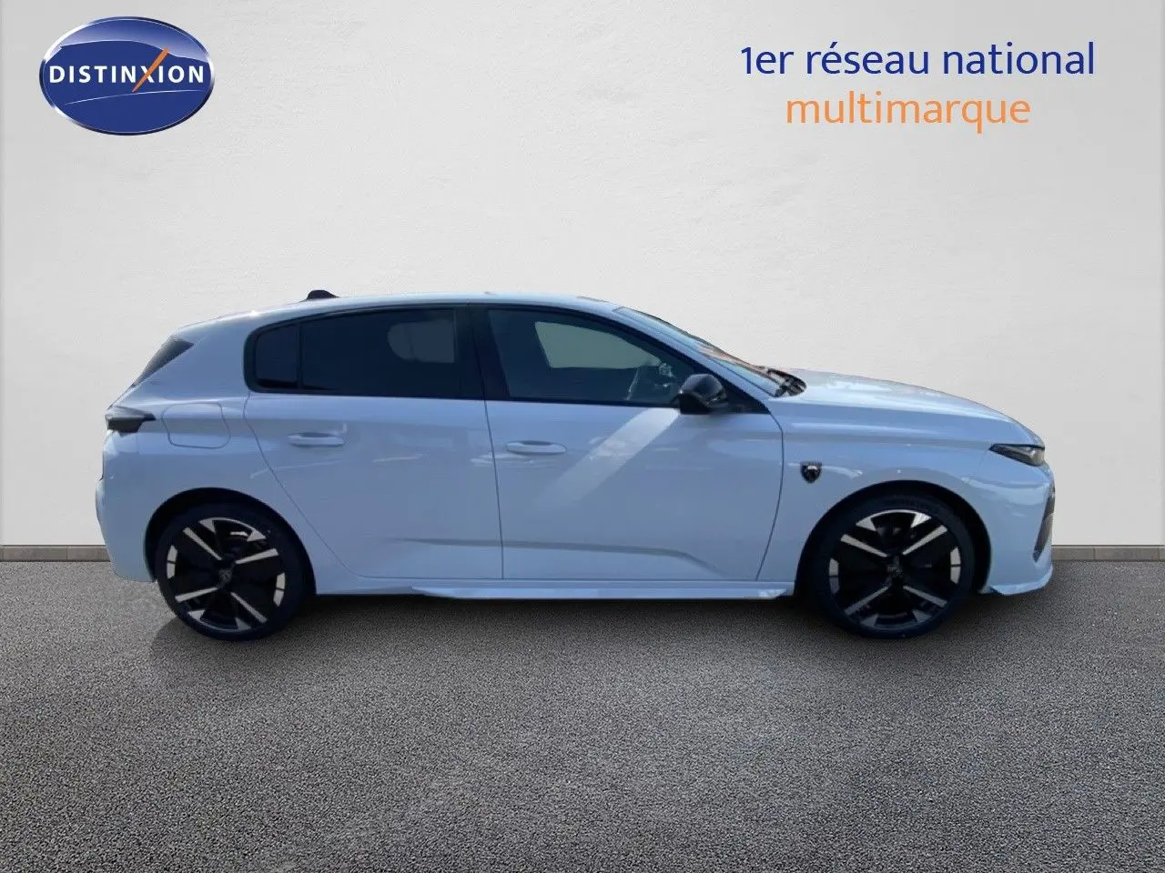 Profil latéral droit d'une Peugeot 308 Hybrid 145ch GT blanche Okenite Metal avec jantes noires bicolores.
