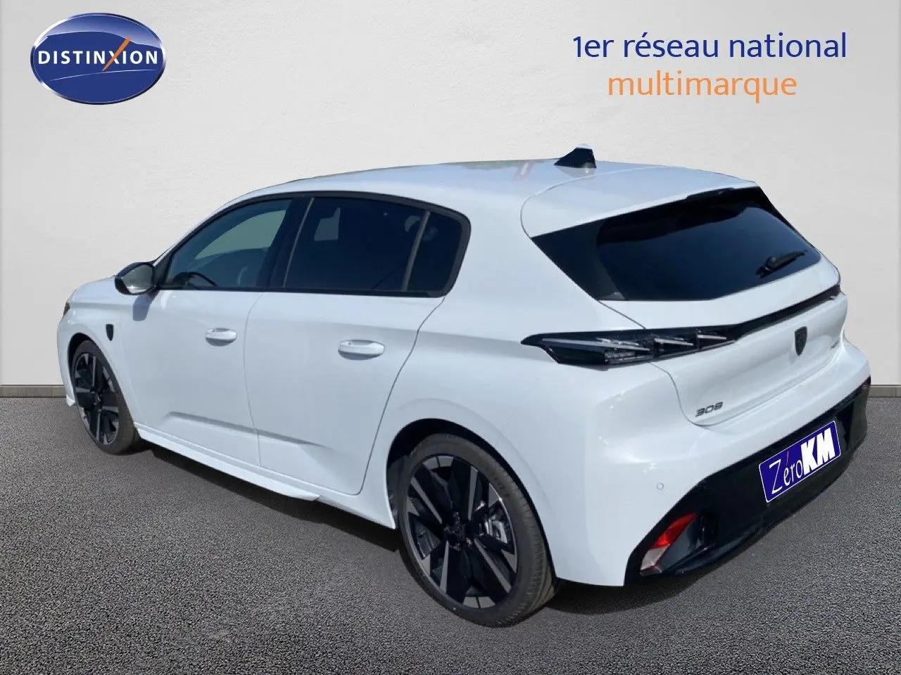 Vue 3/4 arrière droite d’une Peugeot 308 Hybrid blanche Okenite Metal avec jantes noires et vitres teintées.