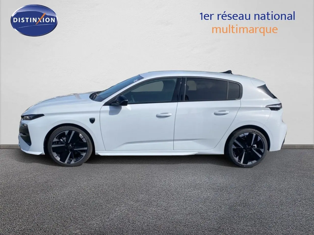 Peugeot 308 Hybrid blanc Okenite métal vue de profil côté gauche, jantes noires et toit panoramique.