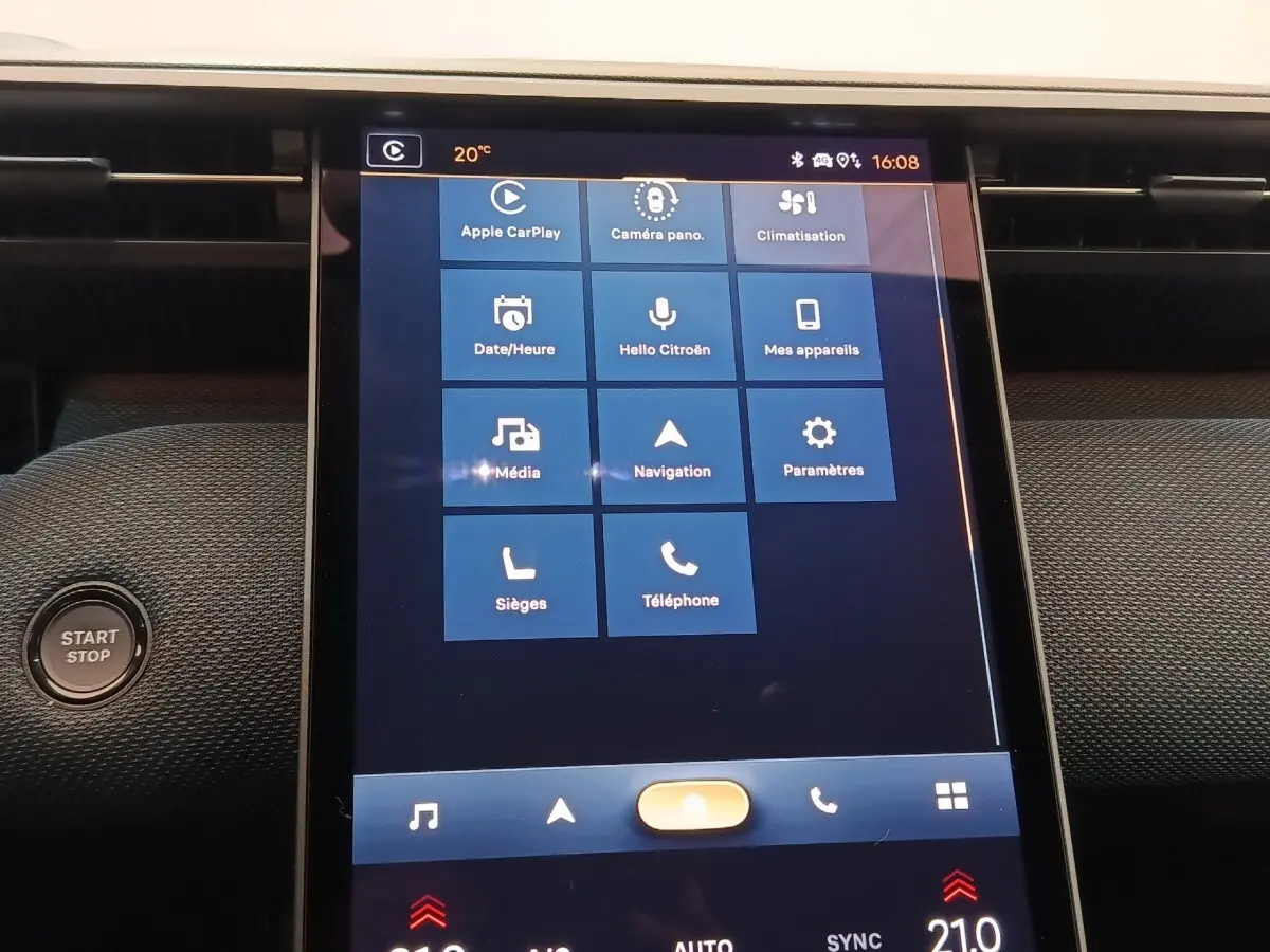 Écran tactile central du tableau de bord du Citroën C5 Hybride 2026, affichant les options connectées.