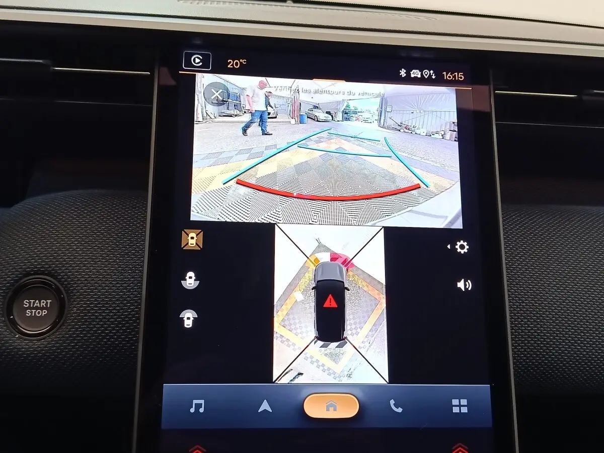 Écran tactile central de la Citroën C5 Hybride 2026 montrant la caméra 360° et l’aide au stationnement en marche arrière.