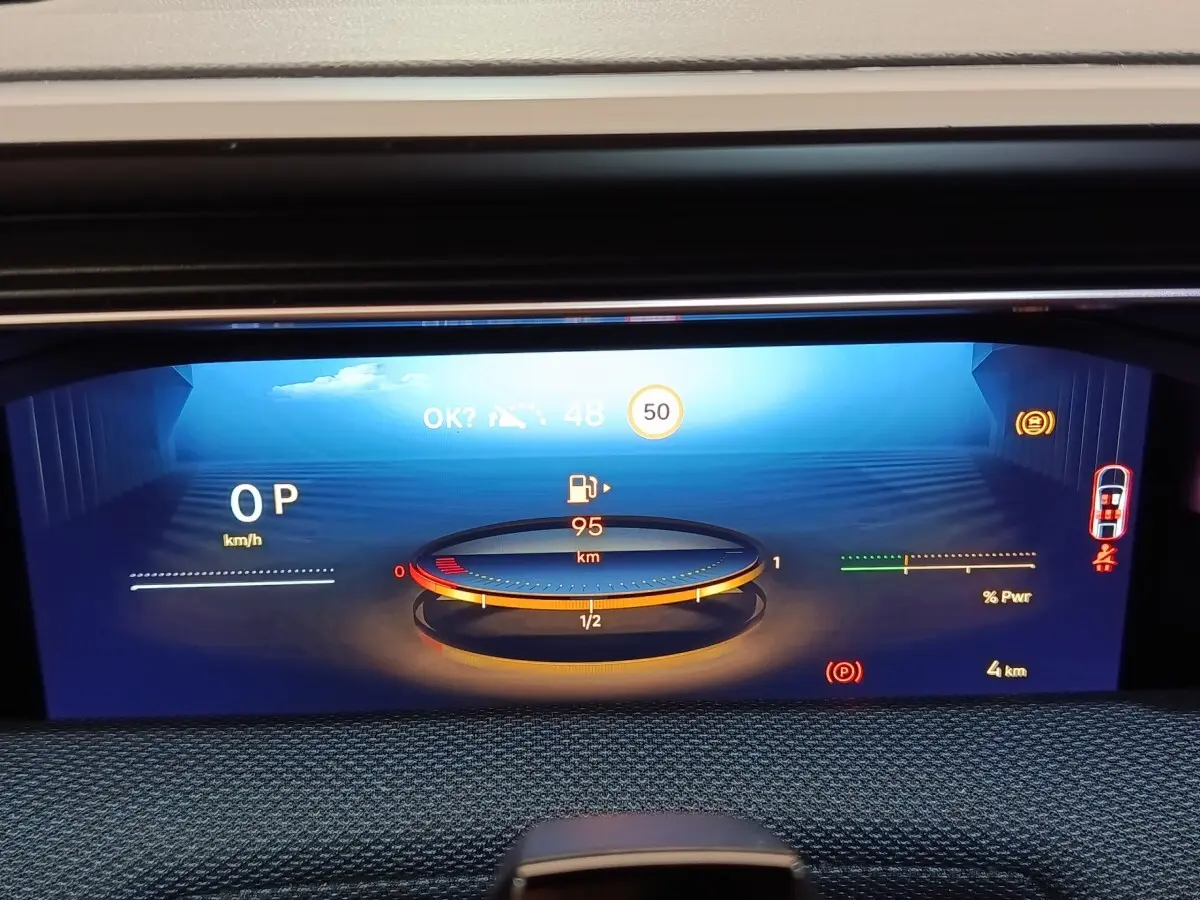 Affichage numérique du combiné d'instruments de la Citroën C5 hybride, avec jauge essence et indicateurs de puissance.