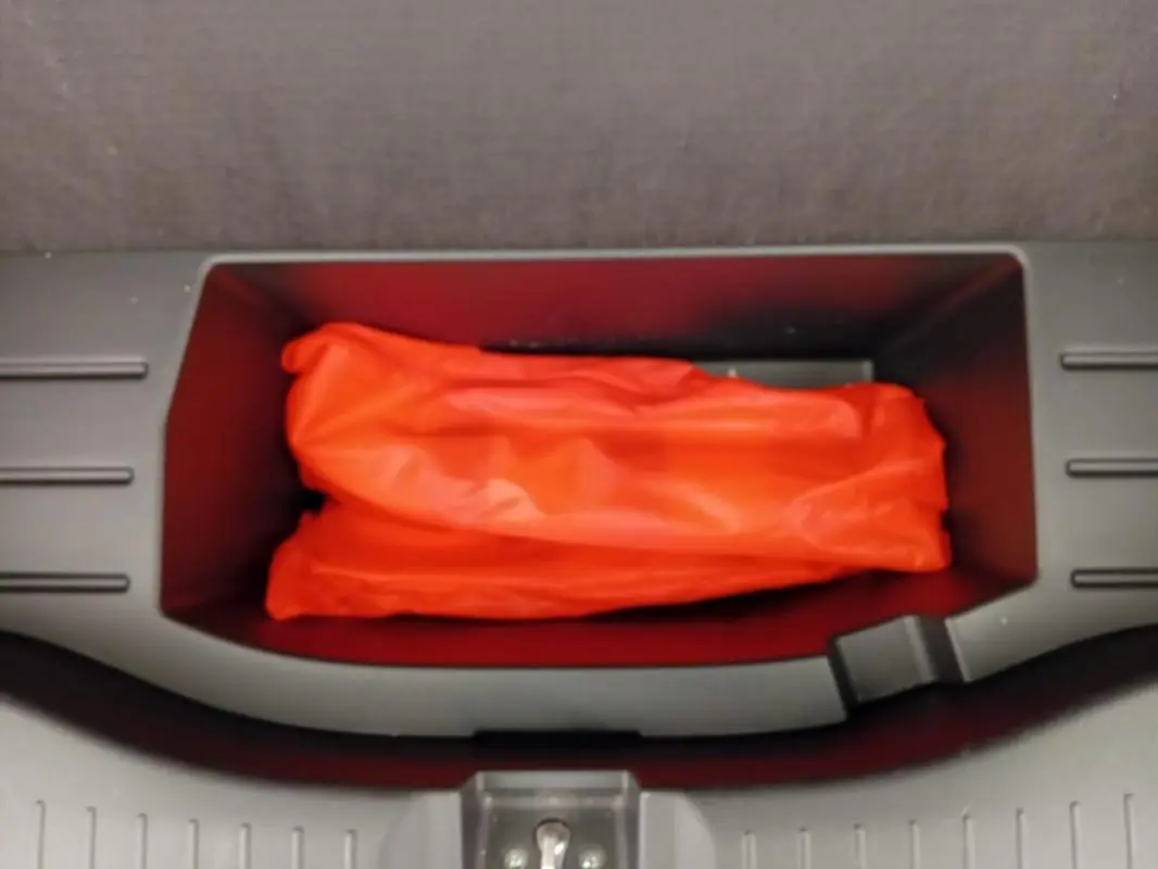 Rangement intérieur avec pochette de sécurité orange dans le coffre de la Honda Jazz E:HEV 1.5 i-MMD Advance noir 2024.