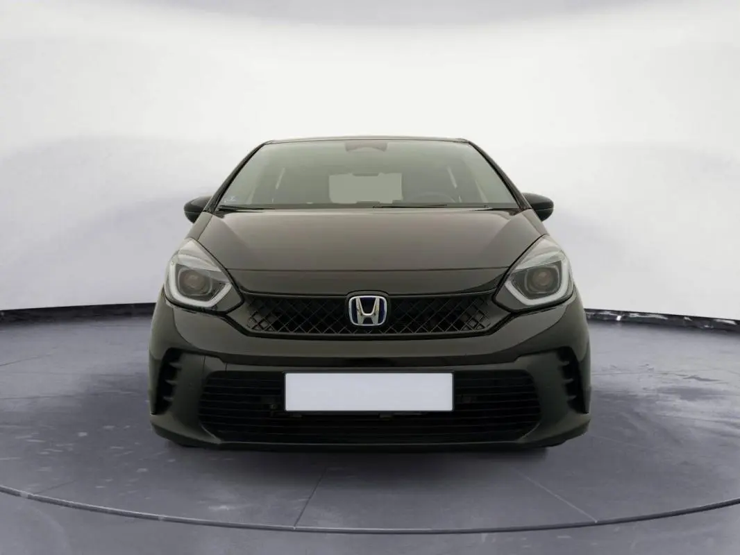 Vue frontale d'une Honda Jazz 2024 noire, version hybride E:HEV 1.5 i-MMD Advance avec calandre noire distinctive.