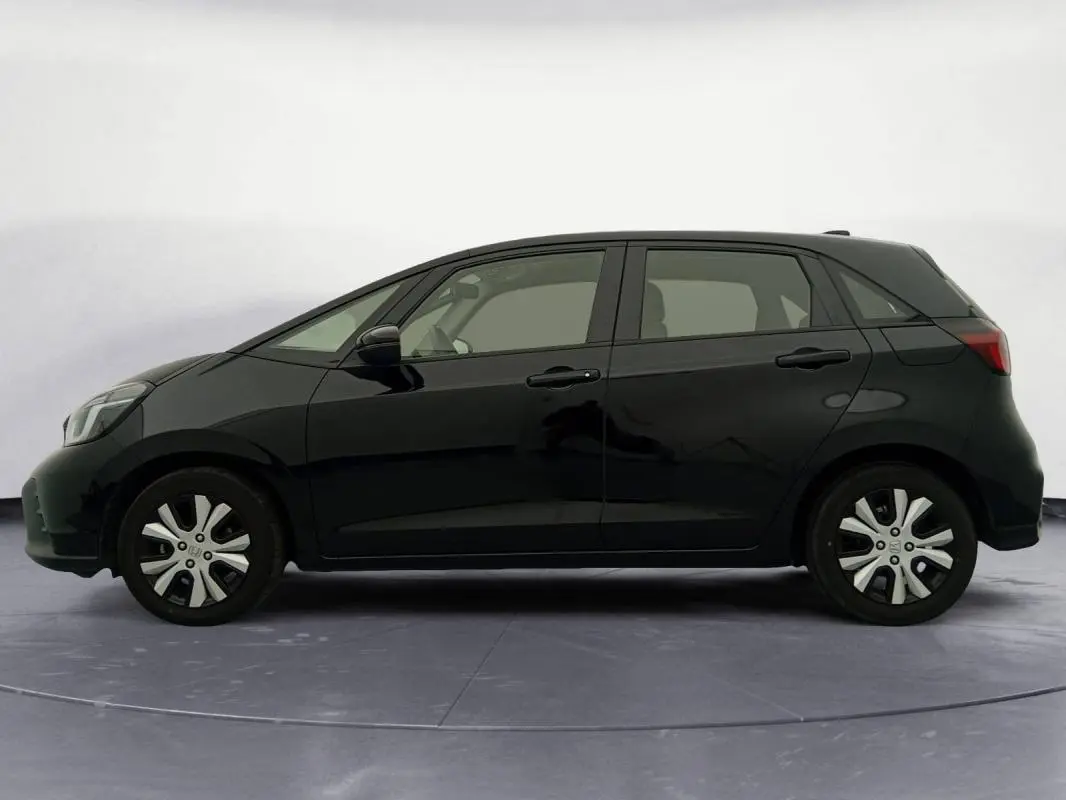 Profil droit de la Honda Jazz 2024 noire E:HEV 1.5 i-MMD Advance, compacte avec jantes alliage distinctives.