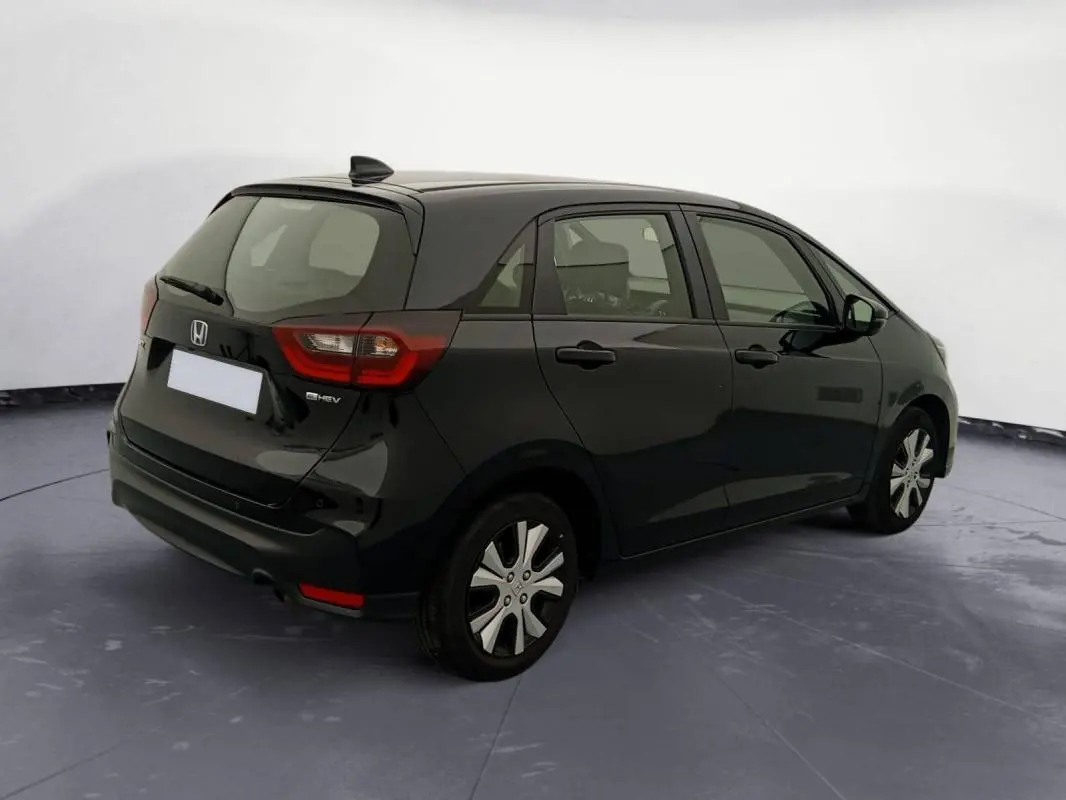 Honda Jazz E:HEV 1.5 i-MMD Advance noir vue 3/4 arrière droit, avec feux arrière distinctifs et toit compact.