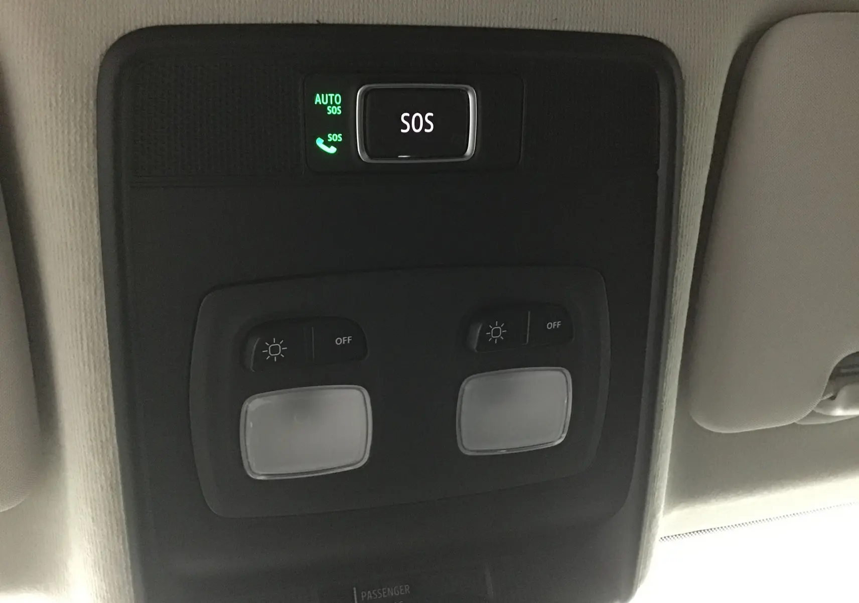 Vue en gros plan du plafonnier intérieur avec bouton SOS éclairé de la Renault Clio V gris schiste 2025.