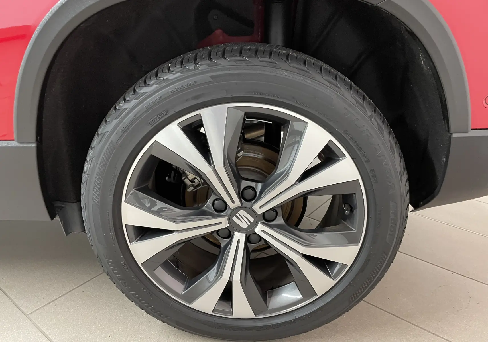 Gros plan sur la jante 18 pouces Performance usinée du SEAT Ateca Rouge Velvet, côté gauche arrière.