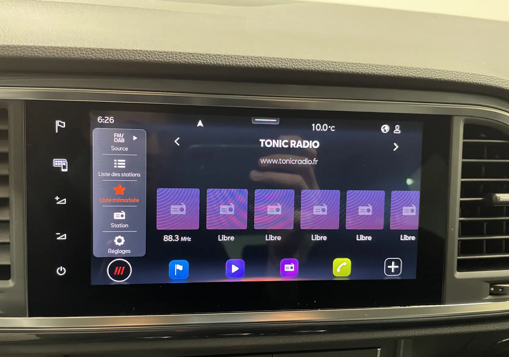 Écran tactile central du tableau de bord du SEAT Ateca 2024 affichant la radio Tonic Radio à 6h26, ambiance intérieure moderne.
