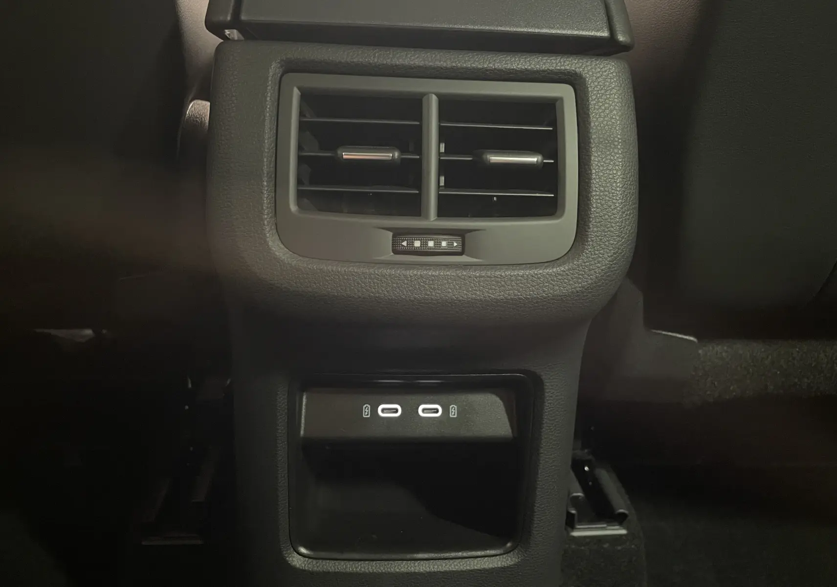 Prise USB-C double et bouche d’aération arrière dans l’habitacle noir du SEAT Ateca 2024 Rouge Velvet.