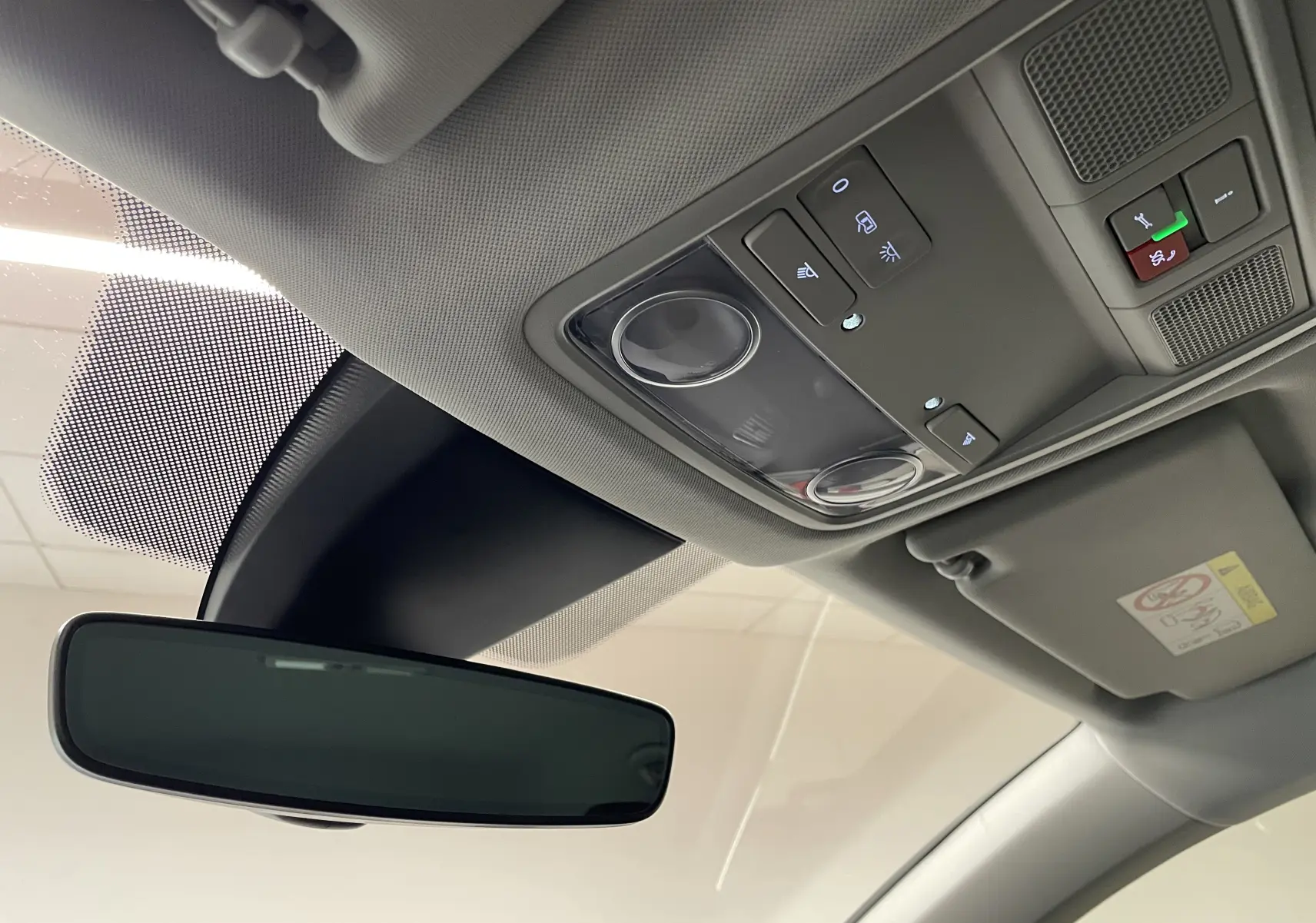 Vue intérieure du plafonnier et du rétroviseur d'un SEAT Ateca 2024, finition Copa, avec commandes lumineuses.