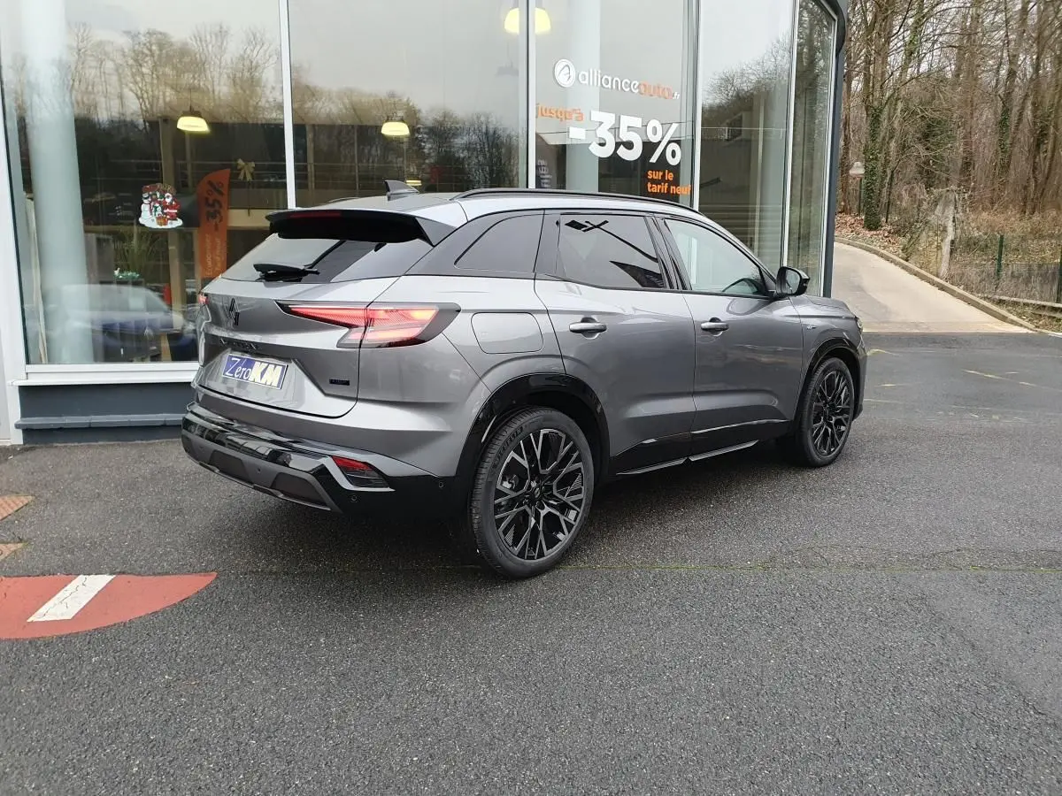 Renault Austral gris schiste avec toit noir, vue 3/4 arrière droit, jantes alliage noires et vitres arrière surteintées.
