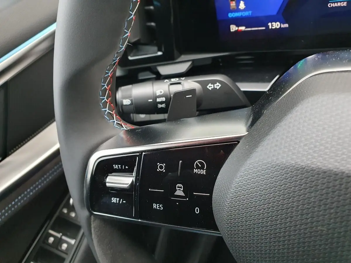 Gros plan sur le volant textile Alcantara avec surpiqûres tricolores du Renault Austral gris Schiste 2025.