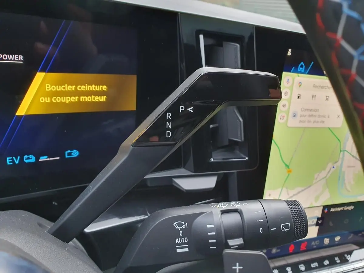 Gros plan sur la commande de boîte automatique et la manette d’essuie-glace du Renault Austral 2025, intérieur noir avec écran tactile.