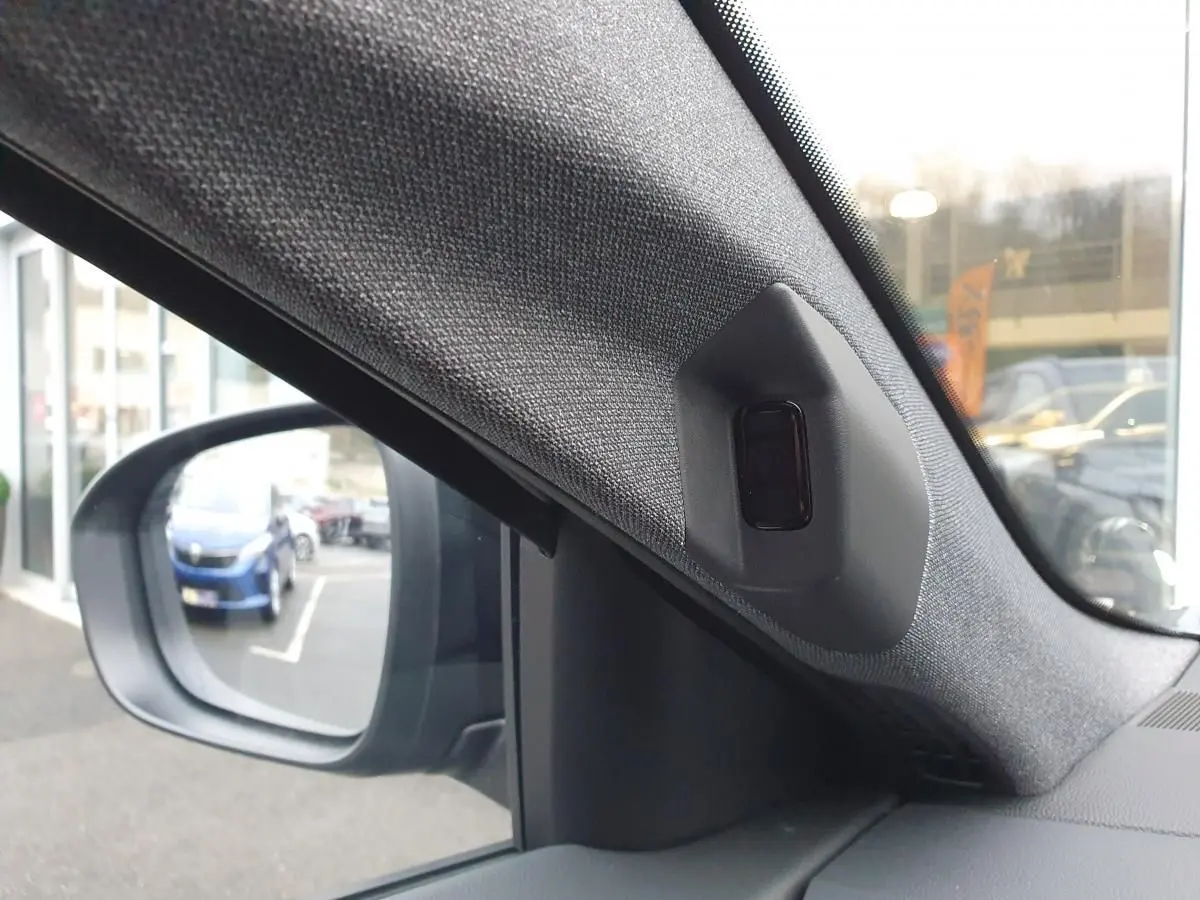 Vue intérieure côté gauche du rétroviseur avec capteur d’angle mort sur Renault Austral gris schiste.