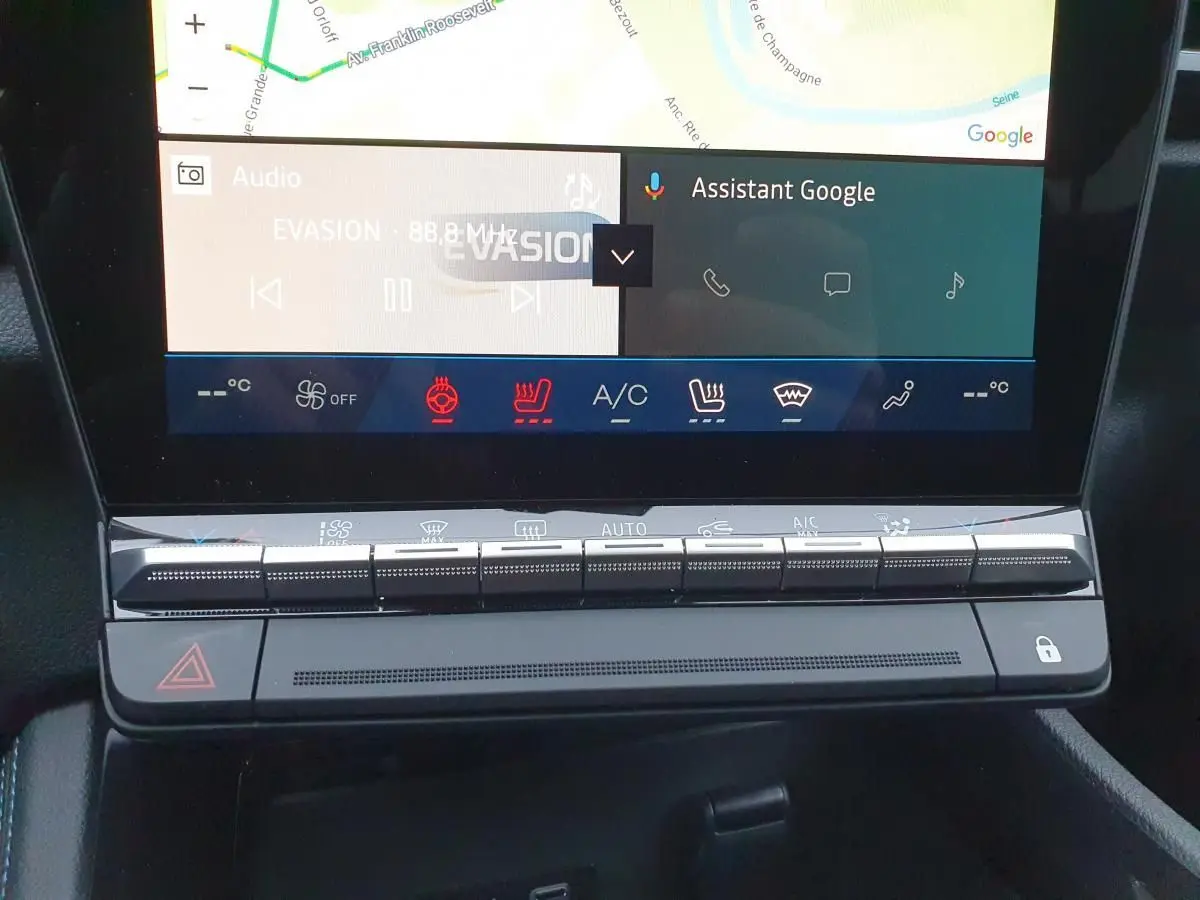 Détail de la console centrale tactile du Renault Austral 2025 avec commandes climatisation et écran multimédia affichant Google Assistant.