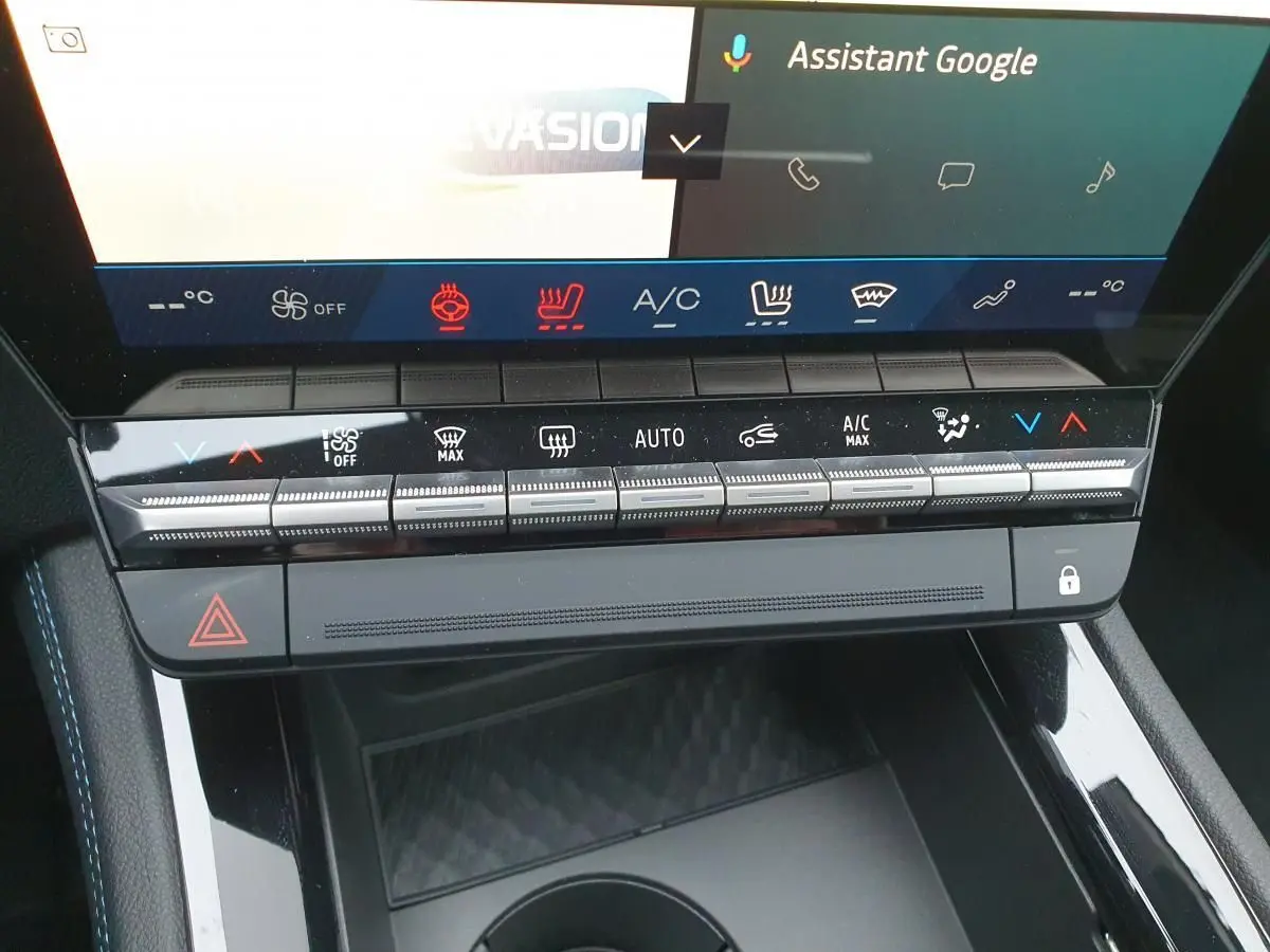 Détail de la console centrale avec commandes climatisation et écran tactile du Renault Austral Gris Schiste toit noir.