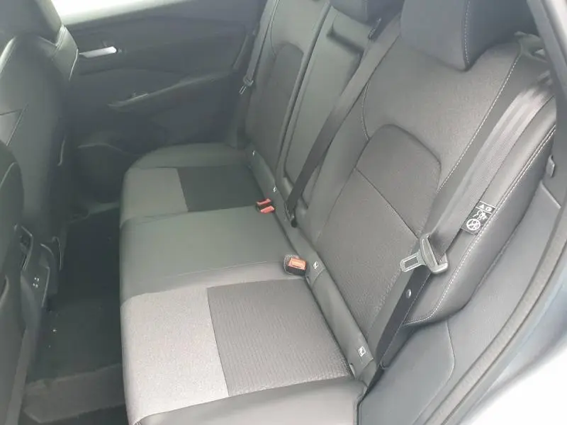 Vue intérieure de la banquette arrière en tissu noir et gris du Nissan Qashqai Hybrid e-POWER 2026.