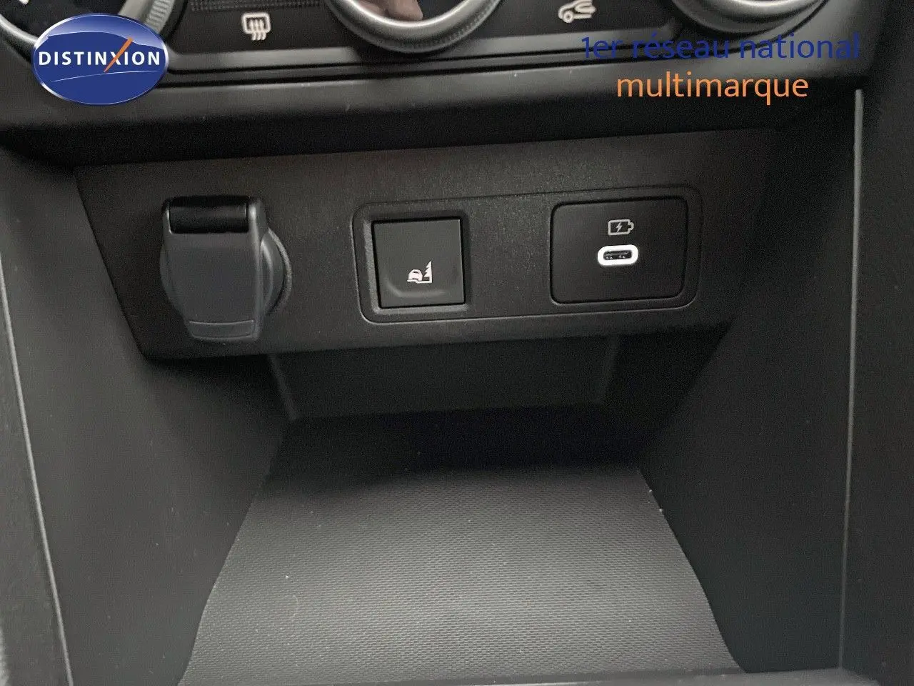 Détail intérieur montrant les commandes et prises USB d'un Dacia Jogger gris schiste, avec finition noire.