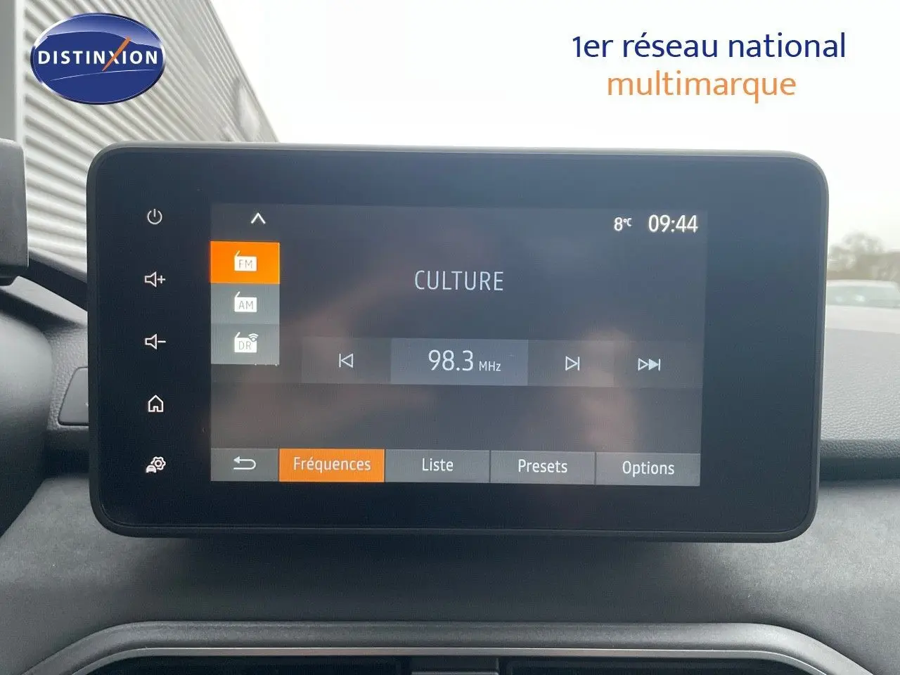 Écran tactile central affichant la radio FM à 98.3 MHz dans l'habitacle du Dacia Jogger gris schiste.