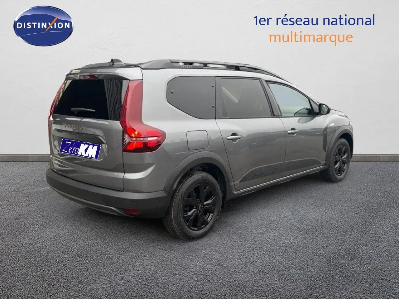 Vue 3/4 arrière droite d'un Dacia Jogger gris schiste métallisé avec vitres arrière teintées et jantes noires.
