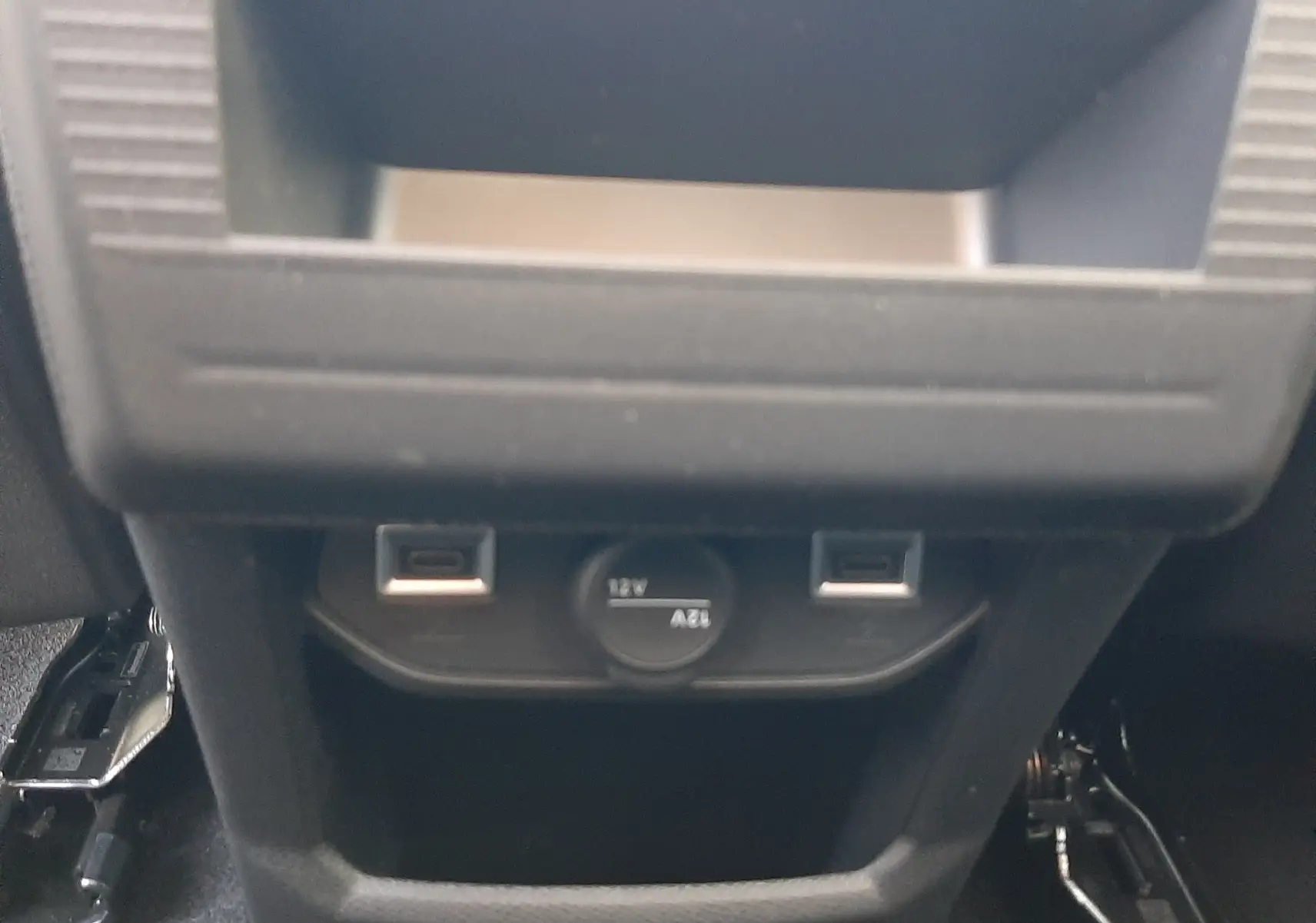 Prise USB et prise 12V situées à l'arrière de la console centrale d'un Citroën C5 Aircross hybride 2026.