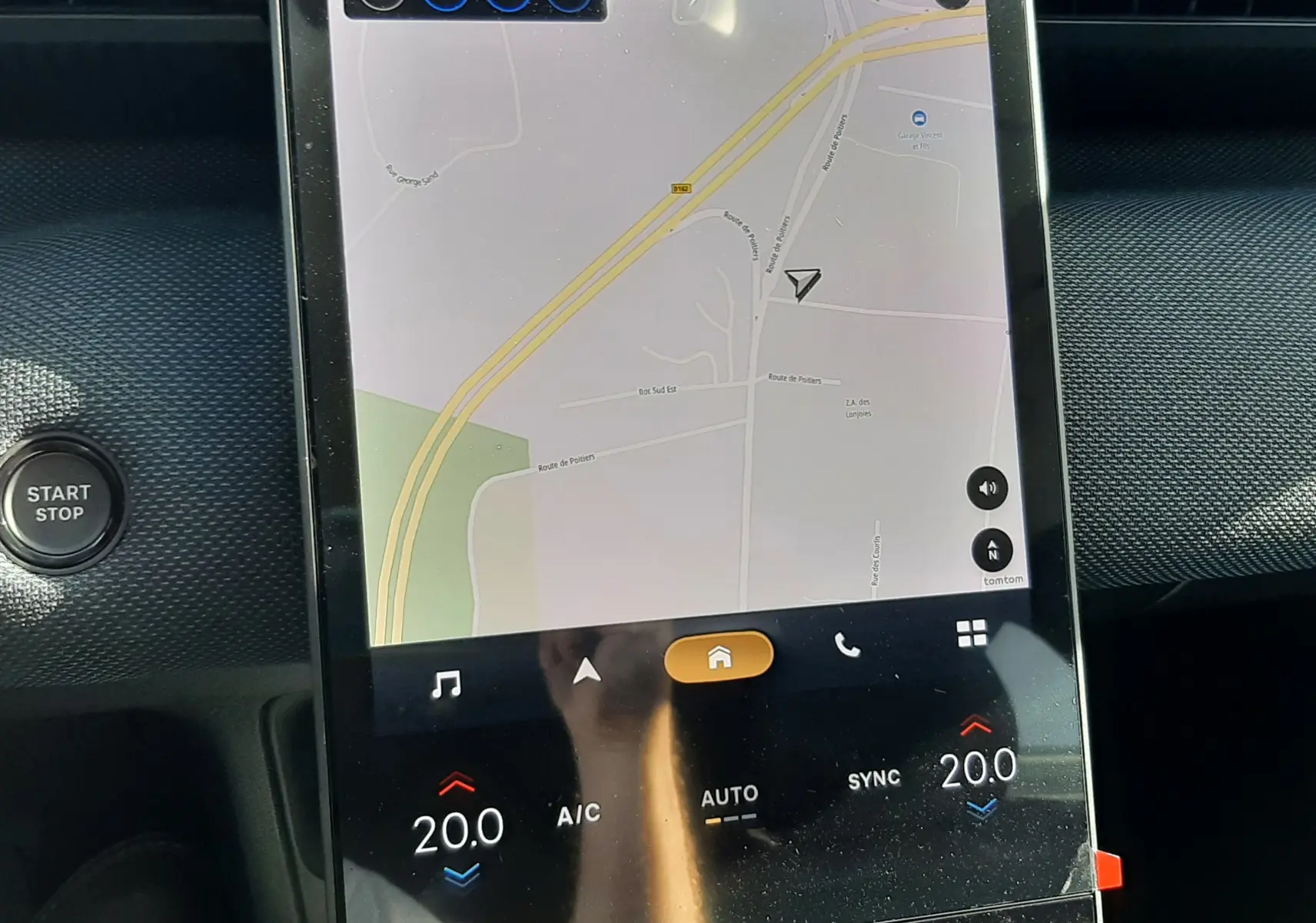Vue rapprochée de l’écran tactile central du Citroën C5 Aircross 2026 affichant la navigation et la climatisation automatique.