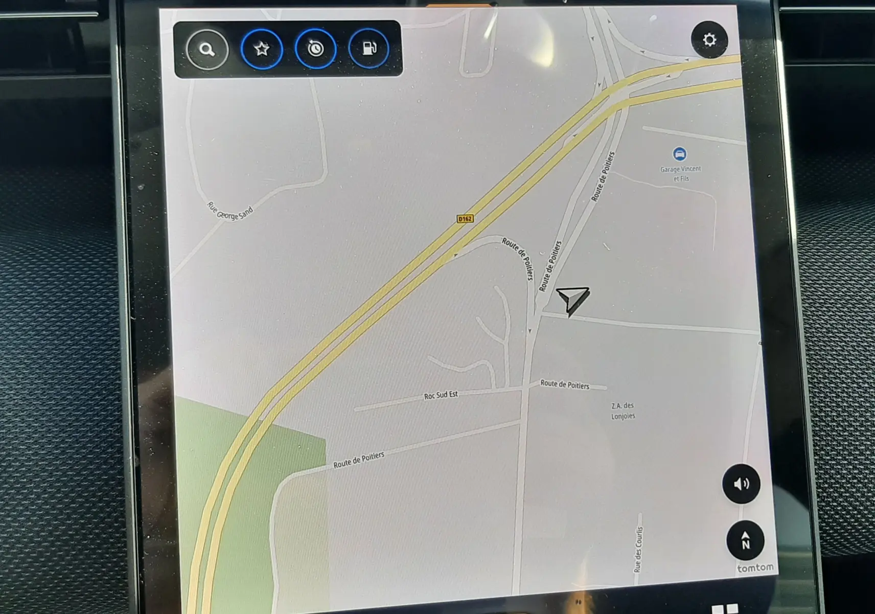 Écran tactile central du tableau de bord du Citroën C5 Aircross 2026 affichant la navigation GPS.