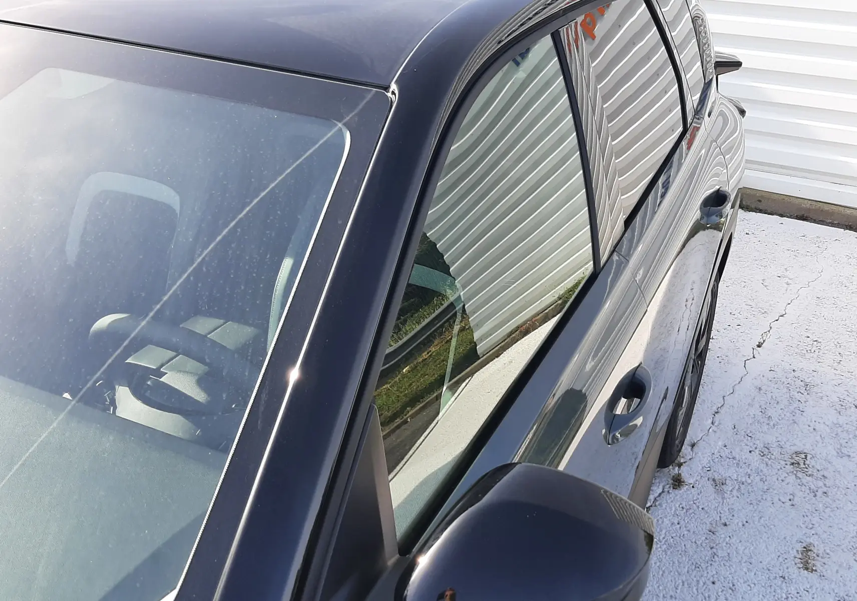 Vue côté gauche avant d'une Citroën C5 Aircross 2026 vert Astoria avec toit noir et rétroviseur noir brillant.