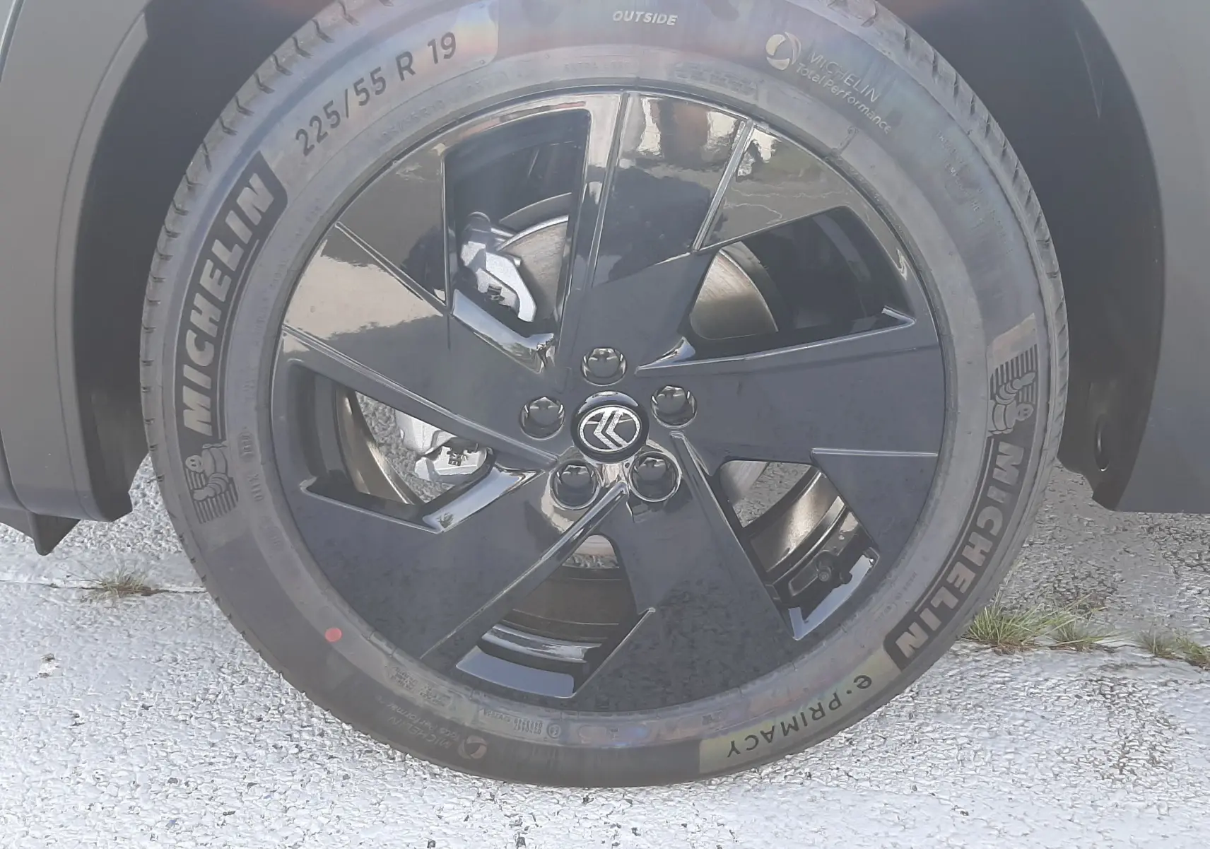Gros plan sur la roue avant droite du Citroën C5 Aircross 2026, jante noire brillante avec pneu Michelin.