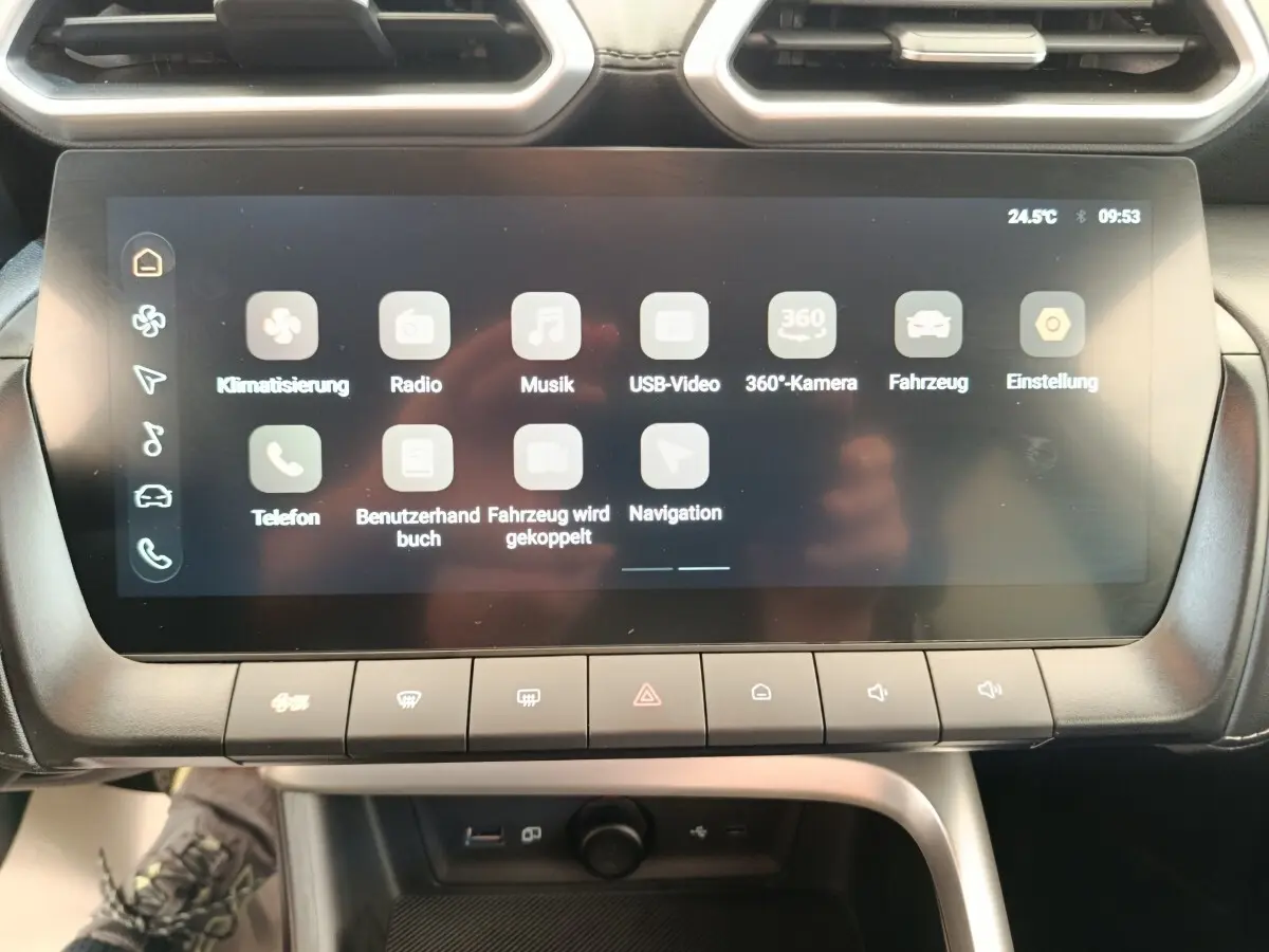 Écran tactile central du tableau de bord du MG ZS blanc, affichant les options multimédias et navigation.