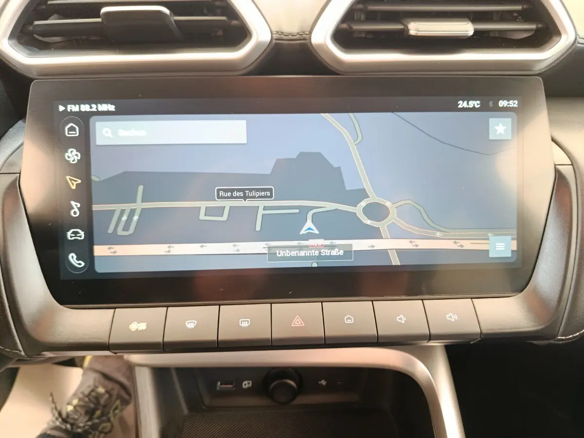 Écran tactile central 25,7 cm du MG ZS blanc 2026 affichant la navigation avec boutons de commande en dessous.