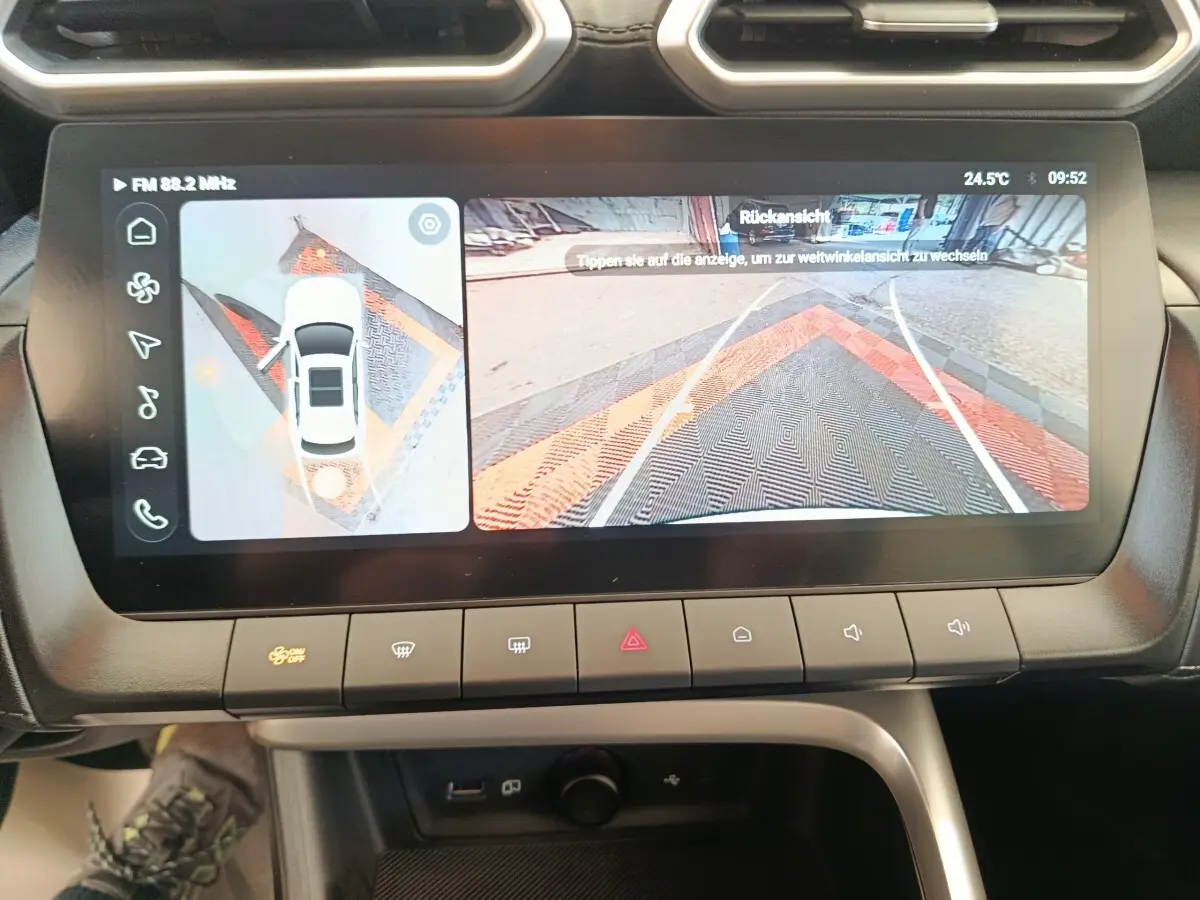 Écran tactile central du MG ZS blanc 2026 montrant la caméra 360° et l’aide au stationnement arrière.