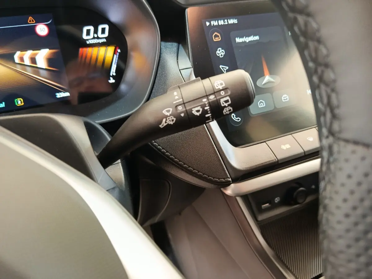 Gros plan sur le combiné d'instruments et l'écran tactile central du MG ZS 1.5L Hybrid+ Luxury, affichage navigation.