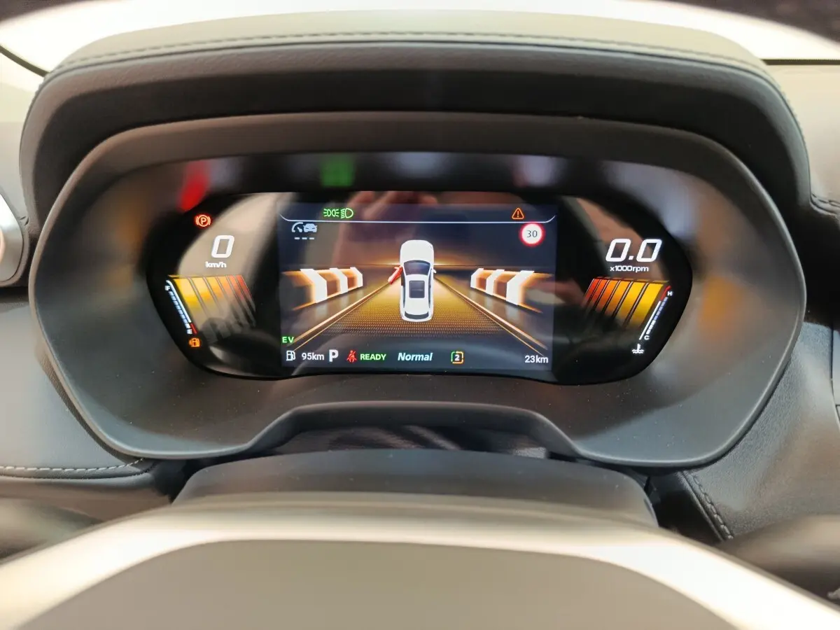 Affichage numérique du combiné d'instruments du MG ZS Hybrid+ Luxury 2026, montrant l'aide au stationnement et la vitesse à 0 km/h.