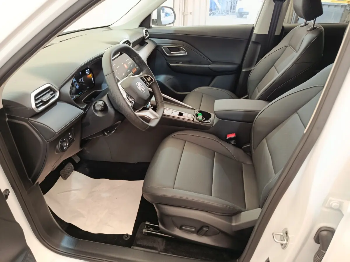 Intérieur noir du MG ZS 1.5L Hybrid+ Luxury 2026 vu côté conducteur, avec tableau de bord et sièges en cuir.