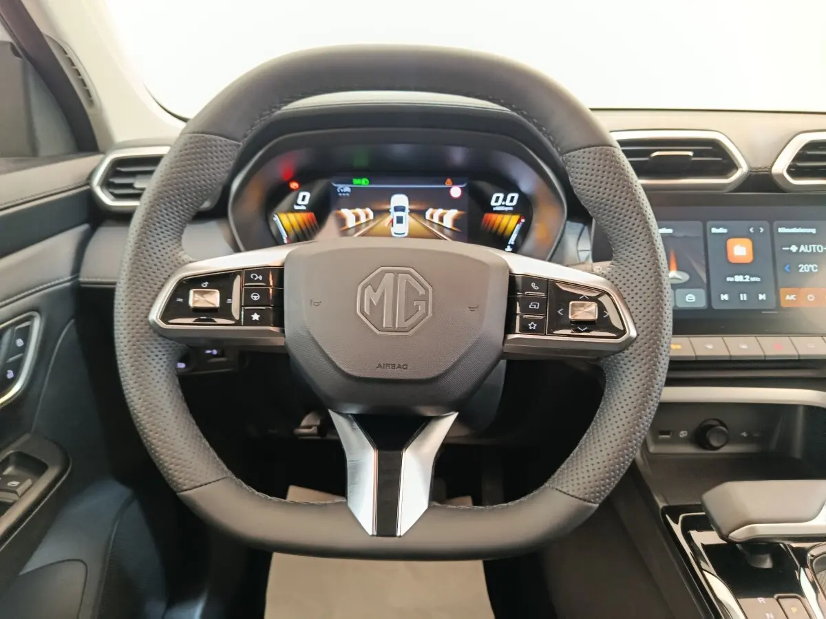 Vue intérieure centrée sur le volant cuir perforé MG ZS 2026 avec tableau de bord numérique et écran tactile.